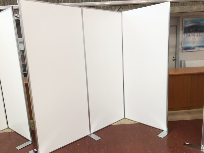 パネル展示のためにクロスパネルを使用